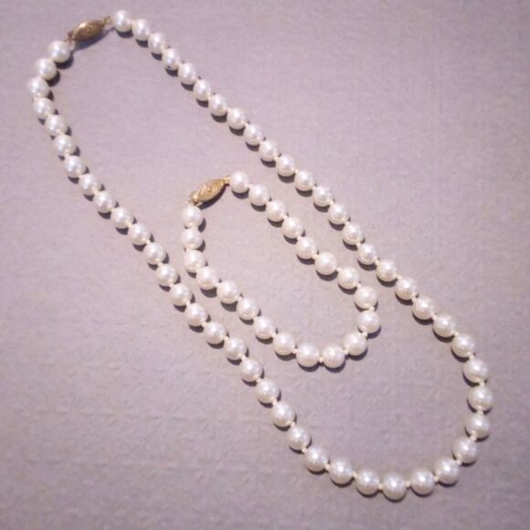 Vintage Hand Knotted White Faux Pearl Necklace and Bracelet Demi Set - Picture 2 of 4